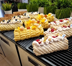 Москва. Меренговые рулеты. 4 вида. Москва. Меренговые рулеты. 4 вида.