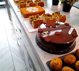 Москва. Классические торты ("Торт "Медовик", Торт "Прага", Пирожное "Картошка", Пирожное "Эстерхайзи", Шарлотка) Москва. Классические торты ("Торт "Медовик", Торт "Прага", Пирожное "Картошка", Пирожное "Эстерхайзи", Шарлотка)