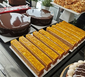 Москва. Классические торты ("Торт "Медовик", Торт "Прага", Пирожное "Картошка", Пирожное "Эстерхайзи", Шарлотка) Москва. Классические торты ("Торт "Медовик", Торт "Прага", Пирожное "Картошка", Пирожное "Эстерхайзи", Шарлотка)