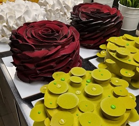 Краснодар. Бисквитные торты (Торт "Рaradiso di cocco", Торт "Чизкейк клубника с базиликом", Торт "Ягодный с фиалкой",  Торт "Сытный  персик" )